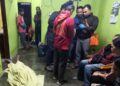 Petugas Polres Salatiga memintai keterangan warga di lokasi penemuan warga gantung diri di Perumahan Tingkir Indah, Tingkir Lor, Kecamatan Tingkir, Selasa malam, 11 November 2025. (Dok.Humas Polres Salatiga/Lingkarjateng.id)