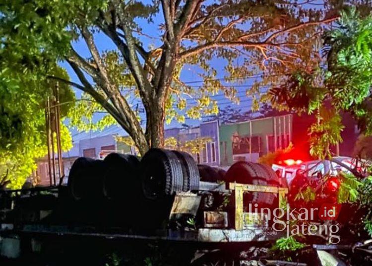 Kecelakaan Maut di JLS Salatiga, Truk Alami Rem Blong Hantam Pagar TPU 25 Truk Hino bernomor polisi H 1849 CG ringsek setelah menghantam pagar TPU Ngemplak Kecandran, Sidomukti, Salatiga, Rabu, 12 November 2025. (Dok.Humas Polres Salatiga/Lingkarjateng.id)