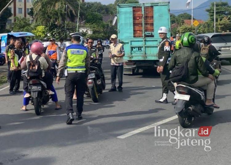 Operasi Zebra Candi, Ratusan Pengendara Terjaring ETLE di Salatiga 25 Petugas Satlantas Polres Salatiga melaksanakan operasi zebra candi di Jalan Pemuda, Kamis, 20 November 2025. (Dok.Polres Salatiga/Lingkarjateng.id)