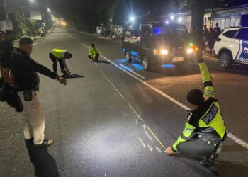 Petugas Satlantas Polres Salatiga memeriksa lokasi kejadian kecelakaan di Jalan Soekarno-Hatta, Sabtu dini hari, 29 November 2025. (Dok.Humas Polres Salatiga/Lingkarjateng.id)