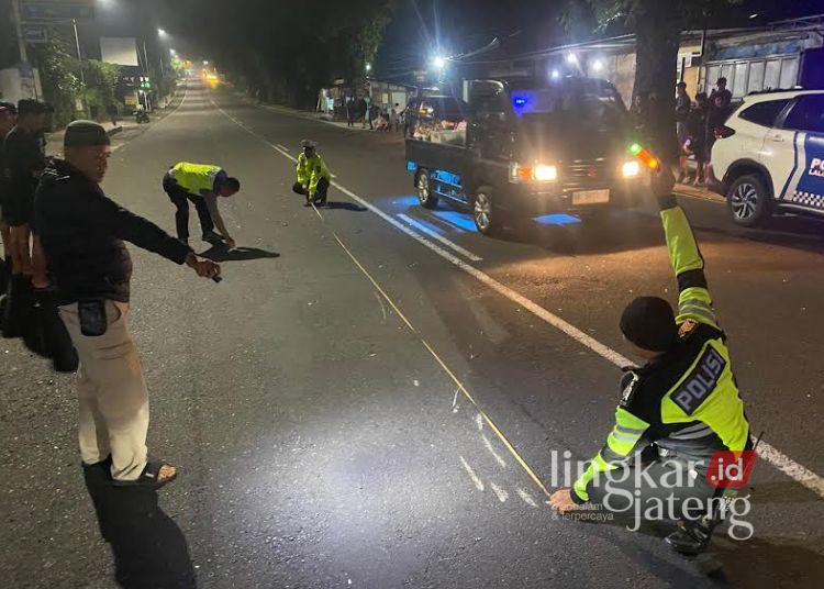 Polisi Buru Pelaku Terlibat Kecelakaan Maut di Jalan Soekarno-Hatta Salatiga 25 Petugas Satlantas Polres Salatiga memeriksa lokasi kejadian kecelakaan di Jalan Soekarno-Hatta, Sabtu dini hari, 29 November 2025. (Dok.Humas Polres Salatiga/Lingkarjateng.id)