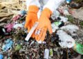 Sampah plastik medis yang tidak dikelola dengan baik dan dibuang sembarangan jadi salah satu sumber cemaran mikroplastik. (Antara)