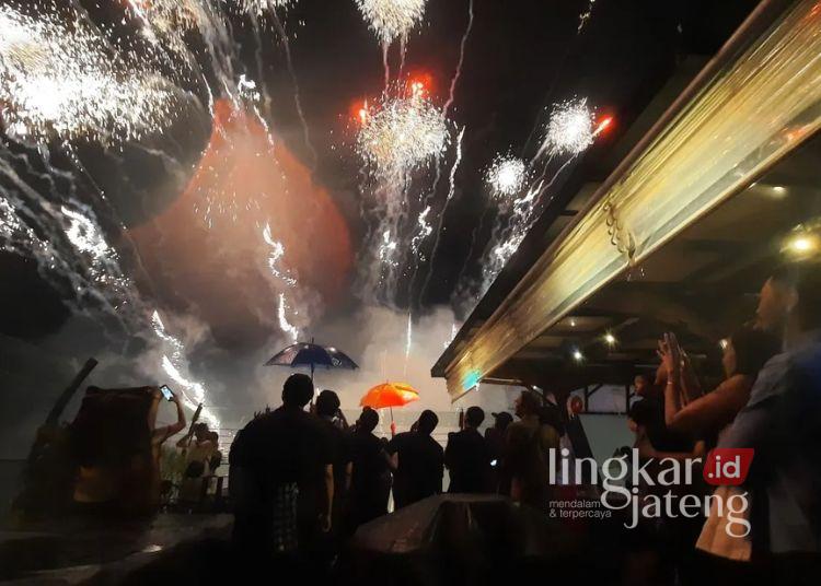 Pesta kembang api menandai perayaan malam pergantian tahun 2024 ke 2025 di Hotel Aruss Semarang. (Antara)