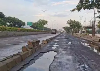 Sering Banjir, Jalan Pantura Semarang-Demak Bakal Ditinggikan 1 Meter 25 Tampak jalan Kaligawe, Kota Semarang rusak parah dua pekan diterjang banjir, Minggu, 2 November 2025. (Dok. pribadi/Lingkarjateng.id)