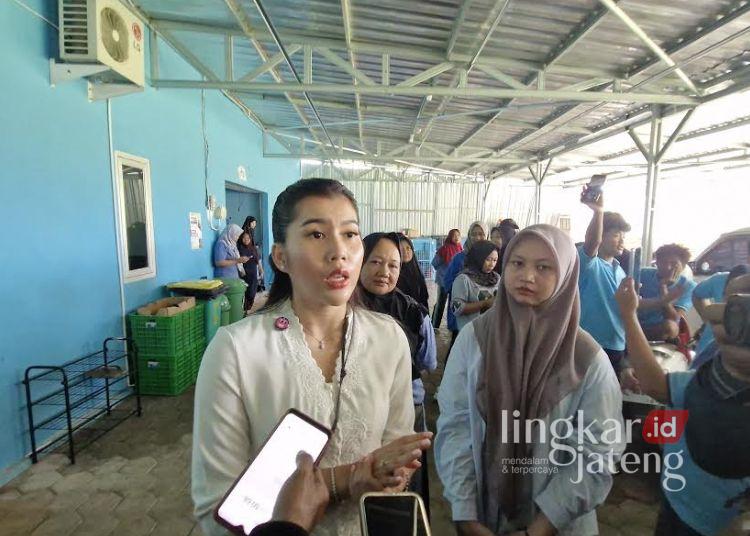 1 SPPG di Kudus Berhenti Beroperasi Akibat Anggaran Belum Turun 25 Wakil Bupati Kudus, Bellinda Birton saat mengunjungi SPPG Dersalam, Kamis, 20 November 2025. (Nisa Hafizhotus S/Lingkarjateng.id)
