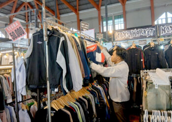 suasana lapak thrifting di GOR Mustika Blora (Hanafi/Lingkar)