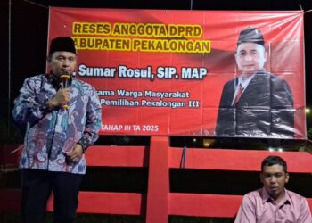 Wakil Ketua DPRD Kabupaten Pekalongan, Sumar Rosul, H. Sumar Rosul, S.IP., M.AP., saat menyampaikan sambutan pada acara tasyakuran Jembatan Merah sekaligus reses dan serap aspirasi masyarakat di Kecamatan Wonokerto, Senin malam, 17 November 2025. (Fahri Akbar/Lingkarjateng.id)