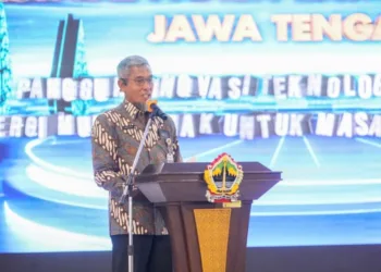 Sekda Jateng Sumarno memberikan sambutan dalam acara Festival Panen Raya Berdikari Jawa Tengah Tahun 2025, di Wisma Perdamaian, Kota Semarang, pada Kamis, 6 November 2025. (Humas Pemprov Jateng/Lingkarjateng.id)