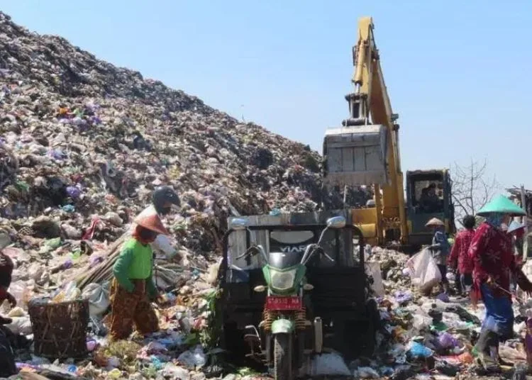 Volume Sampah TPA Degayu Turun, DLH Pekalongan Fokus Tekan Pembuangan Liar 25 Suasana aktivitas di Tempat Pembuangan Akhir (TPA) Degayu, Kota Pekalongan. (Fahri Akbar/Lingkarjateng.id)