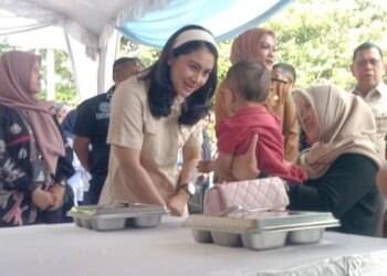 Wamen Kependudukan dan Pembangunan Keluarga Indonesia, Ratu Ayu Isyana Bagoes Oka berdialog dengan penerima manfaat MBG di Posyandu RW 9 Kelurahan Tegalrejo, Kecamatan Argomulyo, Kota Salatiga, Selasa, 25 November 2025. (Angga Rosa/Lingkarjateng.id)