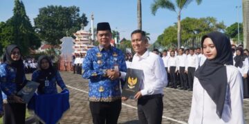 1.813 Pegawai Pemkab Jepara Terima SK PPPK Paruh Waktu, Bupati Ingatkan Integritas 11 Bupati Jepara Witiarso Utomo menyerahkan SK pengangkatan PPPK paruh waktu kepada perwakilan pegawai pada Rabu, 17 Desember 2025. (Tomi Budianto/Lingkarjateng.id)