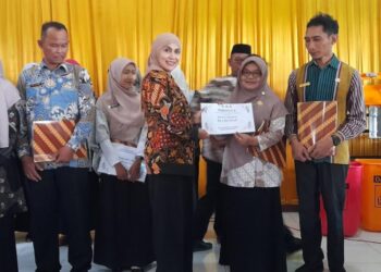 Bupati Kendal Dyah Kartika Permanasari menyerahkan SK Sekolah Adiwiyata Kabupaten tahun 2025 di SMP Negeri 2 Pegandon pada Selasa, 16 Desember 2025. (Anik Kustiani/Lingkarjateng.id)