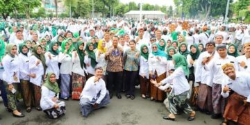 Bupati Kudus Sam’ani Intakoris didampingi Wakil Bupati Bellinda Putri Sabrina Birton berfoto bersama pegawai penerima SK PPPK paruh waktu di Halaman Pendopo Kabupaten Kudus, Selasa, 30 Desember 2025. (Nisa Hafizhotus Syarifa/Lingkarjateng.id)