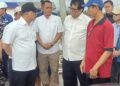 Menteri Koordinator Bidang Pangan, Zulkifli Hasan (kiri) meninjau kampung nelayan di Desa Banyutowo, Kecamatan Dukuhseti, Kabupaten Pati pada Sabtu, 20 Desember 2025. (Lingkarnews Network)
