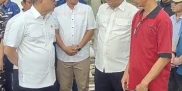 Menteri Koordinator Bidang Pangan, Zulkifli Hasan (kiri) meninjau kampung nelayan di Desa Banyutowo, Kecamatan Dukuhseti, Kabupaten Pati pada Sabtu, 20 Desember 2025. (Lingkarnews Network)