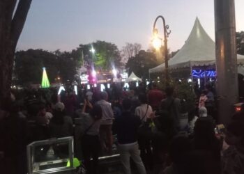 IBADAH BERSAMA : Ribuan warga umat Kristiani mengikuti badah Natal bersama di Lapangan Pancasila, Salatiga, Kamis, 25 Desember 2025. (Angga Rosa/Lingkarjateng.id)