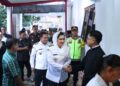 Bupati Pekalongan Fadia Arafiq bersama Kapolres AKBP Rachmad C. Yusuf meninjau Pos Pengamanan Exit Tol Bojong guna memastikan kesiapan personel dalam Operasi Lilin Candi 2025 pada Rabu, 24 Desember 2025. (Fahri Akbar/Lingkarjateng.id)