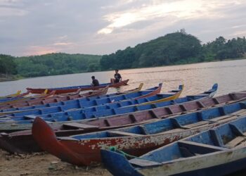 POTRET: Pengunjung menikmati prmandangan di Waduk Greneng, Desa/Kecamatan Tunjungan, Kabupaten Blora. (Eko Wicaksono/Lingkarjateng.id)