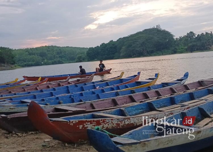 Waduk Greneng Blora Bisa Jadi Alternatif Wisata, Warga: Butuh Atensi Pemerintah 25 POTRET: Pengunjung menikmati prmandangan di Waduk Greneng, Desa/Kecamatan Tunjungan, Kabupaten Blora. (Eko Wicaksono/Lingkarjateng.id)