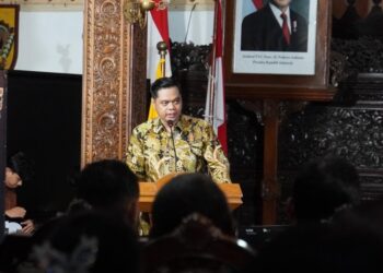 Bupati Jepara Witiarso Utomo menyampaikan sambutannya dalam acara puncak perayaan Natal di Pendopo R.A. Kartini dalam puncak perayaan Natal Tahun 2025, pada Minggu, 28 Desember 2025 malam. (Tomi Budianto/Lingkarjateng.id)