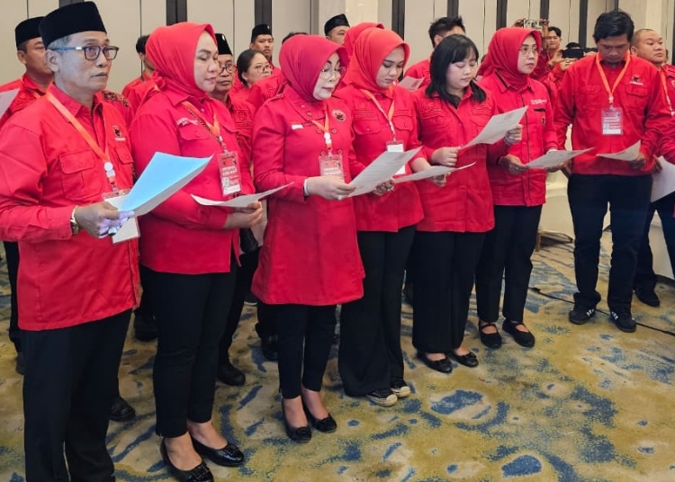 Sri Sumarni Kembali Pimpin DPC PDIP Grobogan Periode 2025–2030 25 PELANTIKAN: Ketua DPC PDIP Grobogan periode 2025–2030, Sri Sumarni (ketiga kiri) dalam Konferensi Cabang (Konfercab) DPC PDIP serentak se-Jawa Tengah yang digelar di Semarang, 27–28 Desember 2025. (Humas PDIP/Lingkarjateng.id)