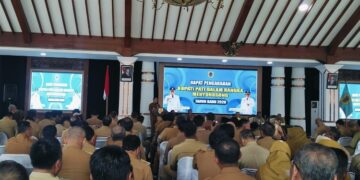 Malam Tahun Baru 2026, Warga Pati Tak Boleh Nyalakan Kembang Api 1 Bupati Pati, Sudewo, memberikan pengarahan dalam pertemuan bersama seluruh kepala dinas dan kepala desa di pendopo kabupaten, Senin, 29 Desember 2025. (Lingkarnews Network)