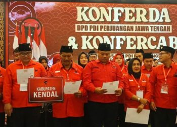 Jadi Ketua DPC PDIP Kendal 2 Periode, Akhmat Suyuti Targetkan Menang di 2029 25 Ketua DPC PDI Perjuangan Kabupaten Kendal periode 2025-2030, Akhmat Suyuti (kedua kiri) menjalani pelantikan dalam kegiatan Konferensi Daerah (Konferda) dan Konferensi Cabang (Konfercab) Serentak se-Jawa Tengah di Semarang pada Minggu, 28 Desember 2025. (Dokumentasi untuk Lingkarjateng.id)