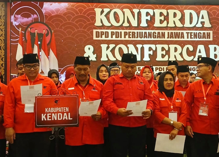 Jadi Ketua DPC PDIP Kendal 2 Periode, Akhmat Suyuti Targetkan Menang di 2029 25 Ketua DPC PDI Perjuangan Kabupaten Kendal periode 2025-2030, Akhmat Suyuti (kedua kiri) menjalani pelantikan dalam kegiatan Konferensi Daerah (Konferda) dan Konferensi Cabang (Konfercab) Serentak se-Jawa Tengah di Semarang pada Minggu, 28 Desember 2025. (Dokumentasi untuk Lingkarjateng.id)