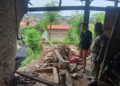 Hujan Deras, Rumah Warga Pengkol Jepara Terdampak Longsor 36 POTRET: Kondisi rumah warga terdampak longsor di Kelurahan Pengkol, Kecamatan/Kabupaten Jepara pada Senin, 29 Desember 2025. (Tomi Budianto/Lingkarjateng.id)