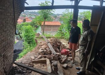 POTRET: Kondisi rumah warga terdampak longsor di Kelurahan Pengkol, Kecamatan/Kabupaten Jepara pada Senin, 29 Desember 2025. (Tomi Budianto/Lingkarjateng.id)