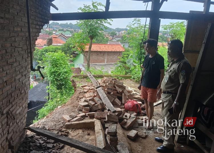 Hujan Deras, Rumah Warga Pengkol Jepara Terdampak Longsor 25 POTRET: Kondisi rumah warga terdampak longsor di Kelurahan Pengkol, Kecamatan/Kabupaten Jepara pada Senin, 29 Desember 2025. (Tomi Budianto/Lingkarjateng.id)