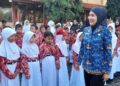 Bupati Kendal  Dyah Kartika Permanasari dalam acara penyerahan seragam batik di SDN 2 Pegulon Kendal pada Rabu, 17 Desember 2025. (Anik Kustiani/Lingkarjateng.id)