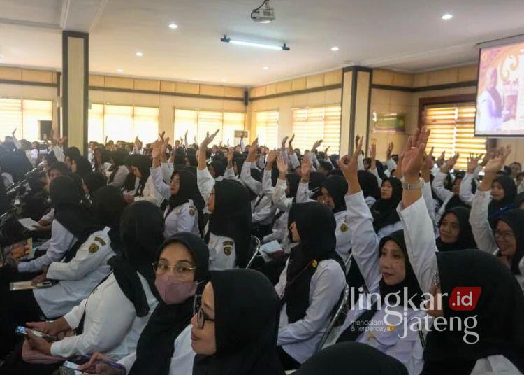 386 PPPK Ikuti Orientasi ASN, Pemkab Pekalongan: Tak Ada Perbedaan dengan PNS 25 PPPK Pemerintah Kabupaten Pekalongan menjalani Orientasi Pengenalan Nilai dan Etika Instansi ASN Tahun 2025 di Aula Setda Kajen, Jumat, 5 Desember 2025. (Fahri Akbar/Lingkarjateng.id)