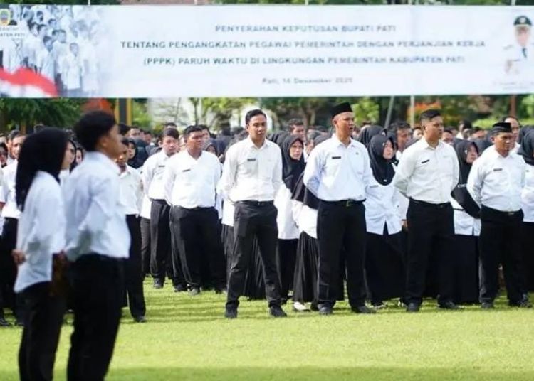 400 Honorer R4 Pemkab Pati Terancam Dirumahkan, Ini Respons Bupati Sudewo 25 Pegawai honorer Pemerintah Kabupaten Pati dalam acara penyerahan SK PPPK paruh waktu di Alun-Alun Simpang Lima Pati pada Selasa, 16 Desember 2025. (Lingkarnews Network)