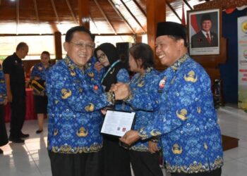 SIMBOLIS: Wakil Bupati Grobogan Sugeng Prasetya (kiri) menyerahkan SK pensiun kepada perwakilan pegawai pada Rabu, 17 Desember 2025. (Humas Setda Grobogan/Lingkarjateng.id)