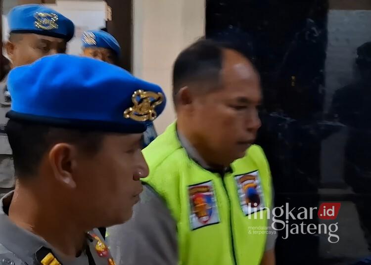 AKBP Basuki Dipecat Buntut Tewasnya Dosen Wanita Untag Semarang 25 AKBP Basuki tampak mengenakan rompi usai menjalani sidang kode etik di Mapolda Jateng, Kota Semarang, Rabu, 3 Desember 2025. (Syahril Muadz/Lingkarjateng.id)
