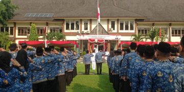 2.421 Honorer di Demak Terima SK PPPK Paruh Waktu Besok 11 ASN Pemkab Demak saat mengikuti apel. (M. Burhanuddin Aslam/Lingkarjateng.id)