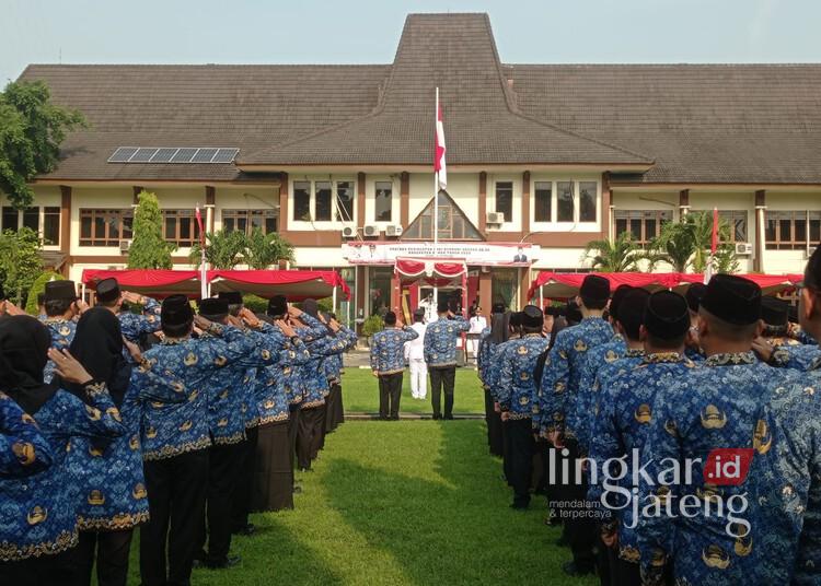 2.421 Honorer di Demak Terima SK PPPK Paruh Waktu Besok 25 ASN Pemkab Demak saat mengikuti apel. (M. Burhanuddin Aslam/Lingkarjateng.id)