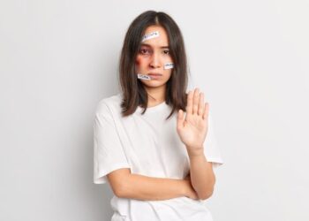 ILUSTRASI: Perempuan korban kekerasan. (Freepik @wayhomestudio)