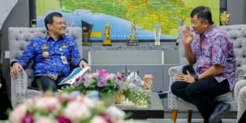 Temui Gubernur Jateng, Pengelola Kawasan Industri Batang Bahas Izin Usaha Kelistrikan 16 Gubernur Jawa Tengah Ahmad Luthfi menerima kunjungan Direktur Utama KITB Anak Agung Putu Ngurah Wirawan di Kantor Gubernuran Semarang, Rabu, 17 Desember 2025. (Humas Pemprov Jateng/Lingkarjateng.id)