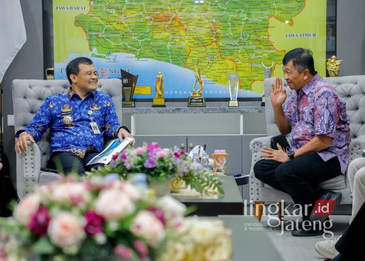 Temui Gubernur Jateng, Pengelola Kawasan Industri Batang Bahas Izin Usaha Kelistrikan 25 Gubernur Jawa Tengah Ahmad Luthfi menerima kunjungan Direktur Utama KITB Anak Agung Putu Ngurah Wirawan di Kantor Gubernuran Semarang, Rabu, 17 Desember 2025. (Humas Pemprov Jateng/Lingkarjateng.id)