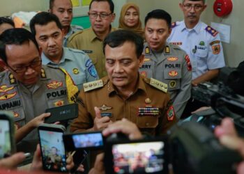 Gubernur Jawa Tengah Ahmad Luthfi memberi keterangan usai menjenguk korban kecelakaan bus PO Cahaya Trans di RSUP dr. Kariadi, Kota Semarang, Senin, 22 Desember 2025. (Humas Pemprov Jateng/Lingkarjateng.id)