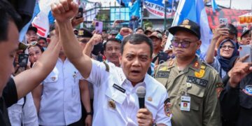 Gubernur Jawa Tengah, Ahmad Luthfi, menemui massa buruh usai menetapkan UMP, UMSP, UMK, dan UMSK di depan Kantor Gubernur Jateng, Semarang, Rabu, 24 Desember 2025. (Humas Pemprov Jateng/Lingkarjateng.id)