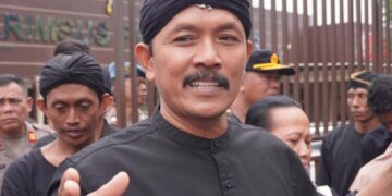 Aktivis Pegunungan Kendeng dari Kabupaten Pati, Gunretno, saat ditemui usai menjalani pemeriksaan di Mapolda Jateng, Kamis, 4 Desember 2025. (Rizky Syahrul Al-Fath/Lingkarjateng.id)