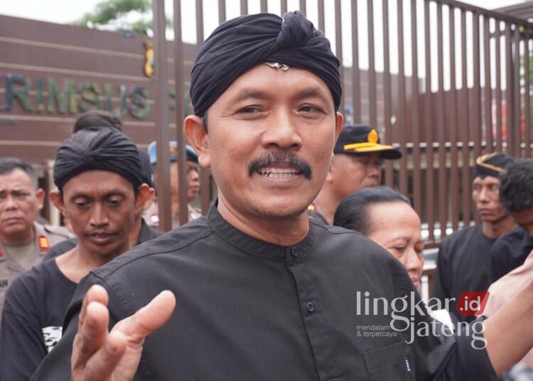 Aktivis Pegunungan Kendeng Pati Diperiksa Polda Jateng, Ada Apa? 25 Aktivis Pegunungan Kendeng dari Kabupaten Pati, Gunretno, saat ditemui usai menjalani pemeriksaan di Mapolda Jateng, Kamis, 4 Desember 2025. (Rizky Syahrul Al-Fath/Lingkarjateng.id)