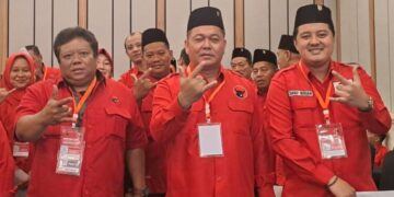 Ali Badrudin Kembali Terpilih Jadi Ketua DPC PDIP Pati Periode 2025-2030 13 Ali Badrudin (tengah) kembali terpilih jadi Ketua DPC PDIP Pati dalam Konfercab di Kota Semarang, Minggu, 28 Desember 2025. (Lingkarnews Network/Lingkarjateng.id)