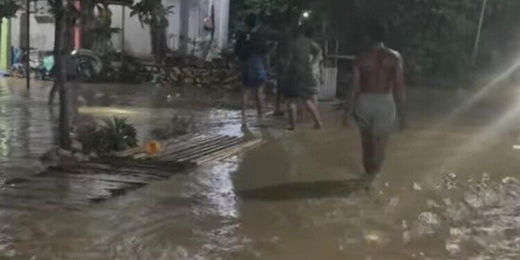 Tanggul Sungai Jebol, Ratusan Rumah di Kayen Pati Terendam Banjir 43 Banjir merendam rumah warga di Desa Srikaton, Kecamatan Kayen, Kabupaten Pati, Rabu malam, 17 Desember 2025. (Lingkarnews Network/Lingkarjateng.id)