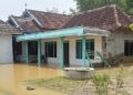 Tanggul Sungai Bangklean Jebol, Desa Tambahmulyo Pati Terendam Banjir 27 Salah satu rumah warga di Dukuh Bangklean, Desa Tambahmulyo, Kecamatan Jakenan, Kabupaten Pati, terendam banjir imbas jebolnya tanggul Sungai Bangklean, Minggu, 7 Desember 2025. (Lingkarnews Network/Lingkarjateng.id)