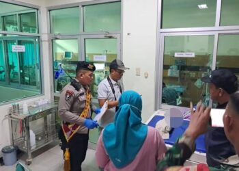 Pihak kepolisian dan Dinas Sosial menjenguk kondisi bayi yang dibuang dan kini dirawat di RS Mitra Bangsa, Kabupaten Pati pada Selasa, 9 Desember 2025. (Lingkarnews Network)