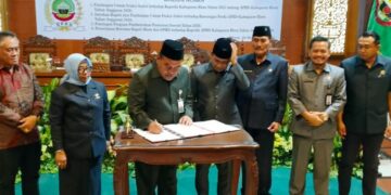 Bupati Blora, Arief Rohman, didampingi pimpinan DPRD setempat menandatangani RAPBD 2026 dalam rapat paripurna pada Minggu, 30 Novemebr 2025. (Eko Wicaksono/Lingkarjateng.id)